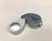 Лупа складная белая с подсветкой d=25 мм Лупа складная белая с подсветкой d=25 мм