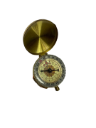 Компас в золотой оправе с черной стрелкой Компас в золотой оправе с черной стрелкой