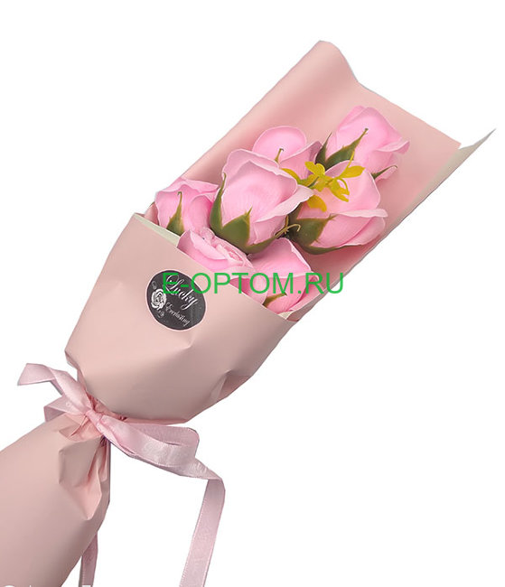 Букет розовых искусственных роз в подарочной упаковке