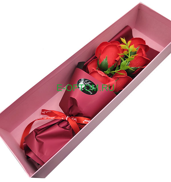Букет красных искусственных роз в подарочной упаковке