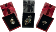Броши в подарочных коробочках в ассортименте 
